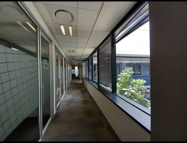 1,267M² OFFICE TO LET IN BRYANSTON